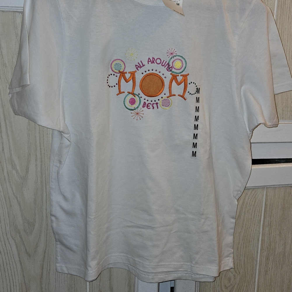 White Women's "Best Mom" Shirt with Colorful Design